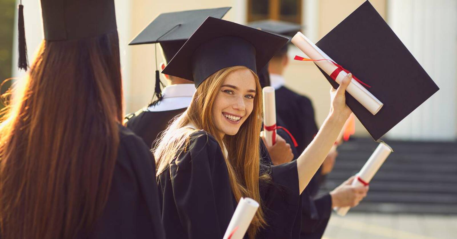 5 Best Colors To Wear to Your Graduation