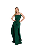 Nicole Bakti 7387 - Hunter